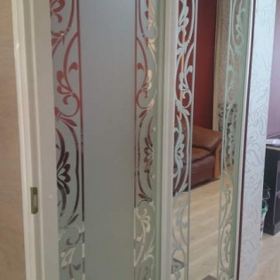 Двери-купе с пескоструйным рисунком на зеркале в квартире на Якорной ул. д.9-А