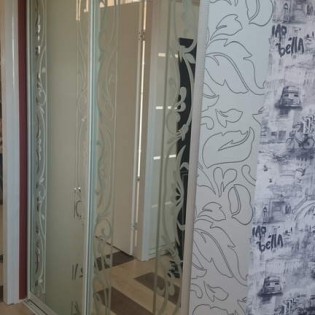 Двери-купе с пескоструйным рисунком на зеркале в квартире на Якорной ул. д.9-А