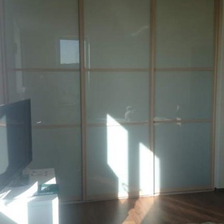 Двери-купе с наполнением из декорированного стекла (ламинация плёнкой Oracal) и разделителями в квартире на Лабораторной ул. д.20 корп.3