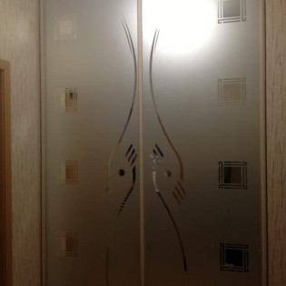Двери-купе с наполнением из зеркал с пескоструйным рисунком в квартире в Лавриках