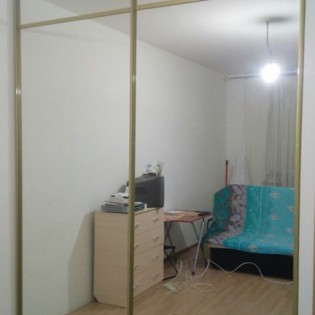 Зеркальные двери-купе с разделителями в квартире в Кудрово на ул. Центральной