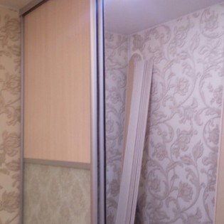 Двери-купе с наполнением из ДСП и триплекс (запечённые между стёкол обои) в квартире в Сестрорецке