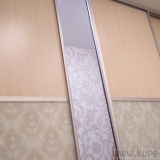 Двери-купе с наполнением из ДСП и триплекс (запечённые между стёкол обои) в квартире в Сестрорецке