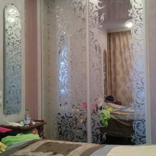 Двери-купе с пескоструйными рисунками на зеркале в квартире на пр. Луначарского