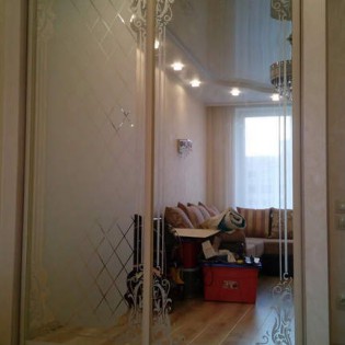 Двери-купе с пескоструйными рисунками на зеркале в квартире на пр. Луначарского