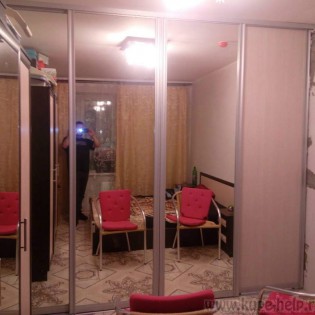 Двери-купе с наполнением из ДСП и зеркал с пескоструйными рисунками в квартире на ул. Ф. Абрамова д.18