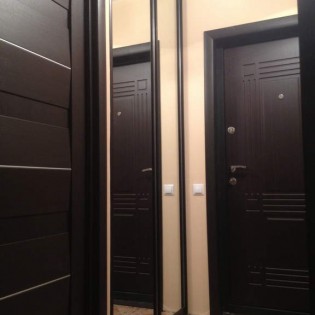 Зеркальные двери-купе в квартире на ул. Полевая Сабировская д.9. Цвет профиля - Венге тёмный глянец.