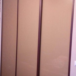 Двери-купе с наполнением из декоративного стекла (тонировка плёнкой Oracal)  в квартире в г. Сосновом Бору