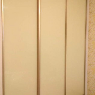 Двери-купе с наполнением из декоративного стекла (тонировка плёнкой Oracal)  в квартире в г. Сосновом Бору