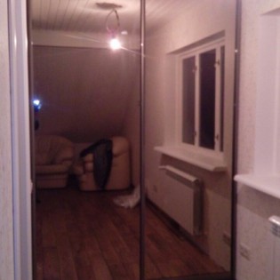 Зеркальные двери-купе в квартире в Сосново. Цвет профиля - Шампань анод.
