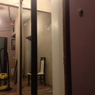 Зеркальные двери-купе с разделителем в квартире на 1-м Рабфаковском пер. д.2