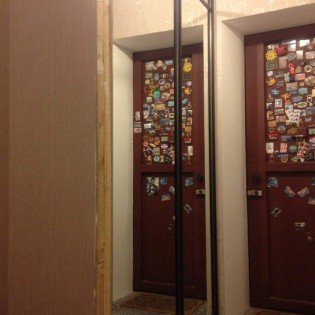 Зеркальные двери-купе с разделителем в квартире на 1-м Рабфаковском пер. д.2