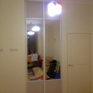 Двери-купе с комбинированным наполнением из ДСП и зеркал с разделителями в квартире на Бородинской ул. д.13