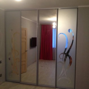 Двери-купе с наполнением из зеркал с пескоструйными рисунками и обычных зеркал в квартире на ул. Брянцева д.18