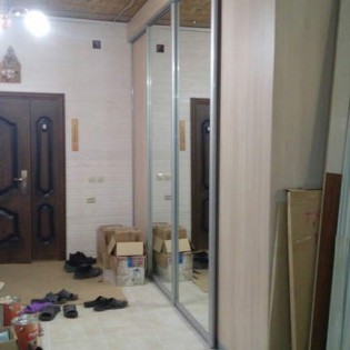 Зеркальные двери-купе в квартире на наб. канала Грибоедова