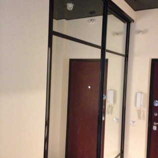Зеркальные двери-купе с разделителями в квартире на ул. Караваевской