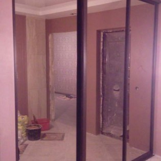 Зеркальные двери-купе в квартире в Петергофе.