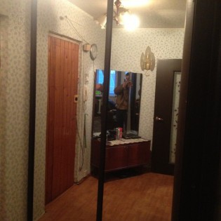 Зеркальные двери-купе в квартире на ул. Шотмана