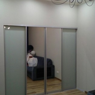 Двери-купе с наполнением из зеркал и декоративных стёкол (тонировка плёнкой Oracal) в квартире на Выборгской наб.