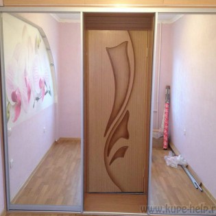 Зеркальные двери-купе, совмещающие перегородку и гардеробную в квартире на Бестужевской ул. д.26