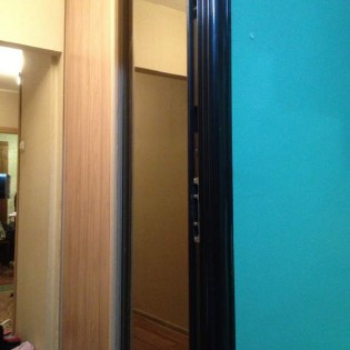 Двери-купе с наполнением из ДСП и зеркала в квартире на пр. Славы д.37