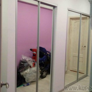 Зеркальные двери-купе в 2-х проёмах в квартире на Богатырском пр.
