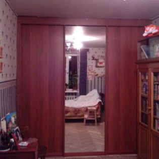 Двери-купе с наполнением из ДСП и зеркала в квартире на Гданьской ул.