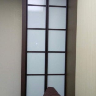 Распашные двери с наполнением из декоративных стёкол (тонировка плёнкой Oracal) с разделителями в квартире на ул. Полярников