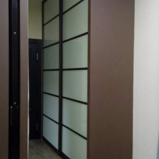 Двери-купе с наполнением из декоративных стёкол (тонировка плёнкой Oracal) с разделителями в квартире на ул. Полярников