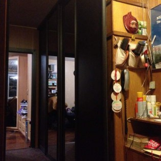 Двери-купе с наполнением из ДСП и зеркал в квартире на ул. Белорусская д.8