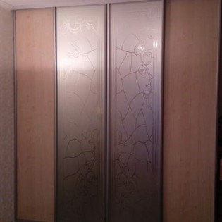 Двери-купе с наполнением из ДСП и зеркал с пескоструйными рисунками в квартире на ул. Луначарского