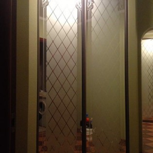 Двери-купе с наполнением из зеркал с пескоструйным рисунком в квартире на ул. Гусарской д.6 корп.3 в Пушкине