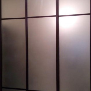 Двери-купе с наполнением из декоративных зеркал (сплошная пескоструйная матовка) с разделителями в Юнтолово