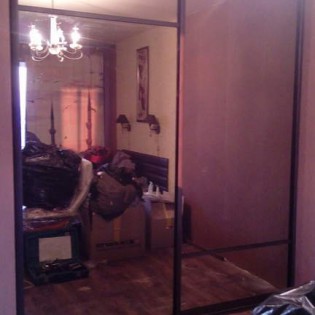 Зеркальные двери-купе с разделителями в квартире на Пискарёвском пр.