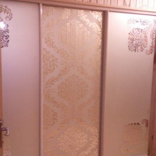 Двери-купе с пескоструйным рисунком на зеркале в частном доме в Петергофе