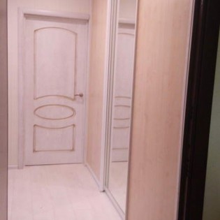Двери-купе с наполнением из ДСП и зеркала в квартире на Пулковском ш.