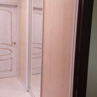 Двери-купе с наполнением из ДСП и зеркала в квартире на Пулковском ш.