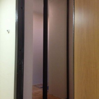 Зеркальные двери-купе в квартире на ул. Первомайской д.8 в Шушарах