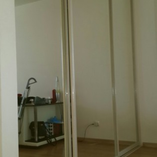 Зеркальные двери-купе в квартире на ул. Русановской д.9