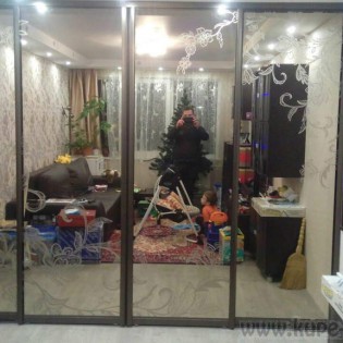 Двери-купе с наполнением из зеркал с пескоструйным рисунком в квартире на ул. Кустодиева