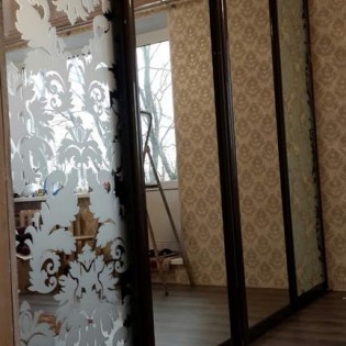 Двери-купе с наполнением из зеркал с пескоструйным рисунком и обычных зеркал в квартире на ул. Орджоникидзе