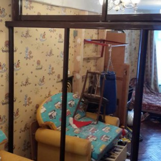 Зеркальные двери-купе и антресоли в квартире на улице Савушкина д.128