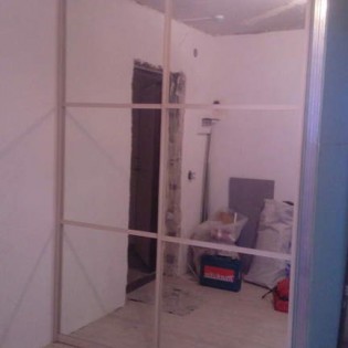 Зеркальные двери-купе с разделителями в квартире в Шушарах
