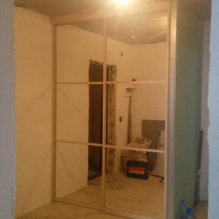 Зеркальные двери-купе с разделителями в квартире в Шушарах