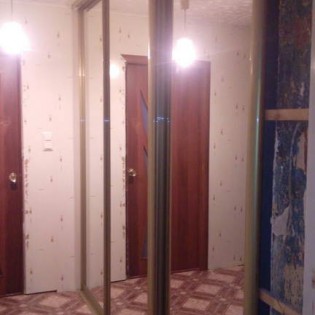 Зеркальные двери-купе в квартире на пр. Металлистов. Цвет профиля - Золото анод.