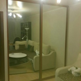 Зеркальные двери-купе в квартире в пос. Свердлова