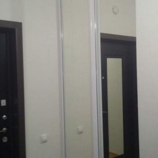 Зеркальные двери-купе в квартире в Юнтолово. Цвет профиля - Белый глянец