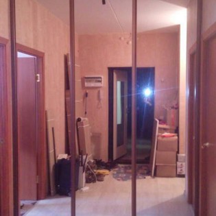 Зеркальные двери-купе в квартире на ул. Знаменская