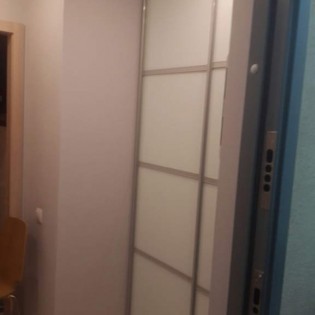 Двери-купе с наполнением из декорированных стёкол (тонировка плёнкой Oracal) с разделителями в квартире на Лыжном пер. д.4
