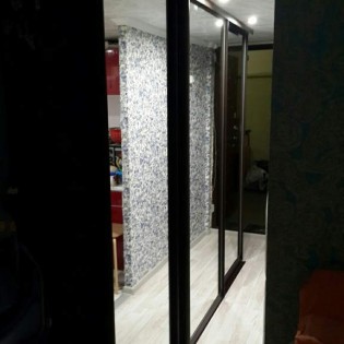 Зеркальные двери-купе в квартире на Смоленской ул.